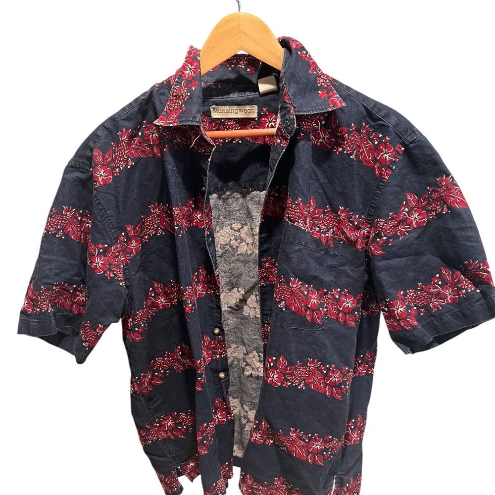 Munsingwear navy blue and red Floral Patterned Short‎ Sleeve button front Shirt